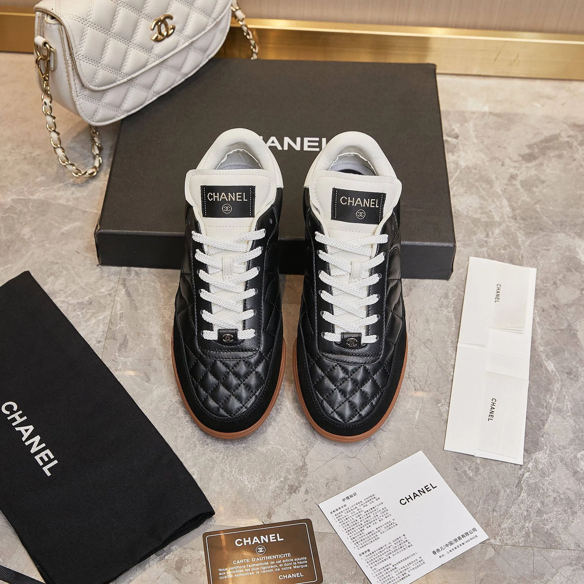 👟👟Ex-factory price 560👟👟 Chanel Chanel - 2024 counter top casual sports shoes This classic design; the upper is electro-embroidered with a variety of techniques; the outsole is fashionable and sporty; it is unusual to incorporate a variety of color matching elements... The diversified mix and match is very beautiful and versatile, casual, fashionable, sports and outdoor can be taken into account... ꫛꫀꪝ Go➫ Material: ❶Upper is made of: Original imported mixed-breed sheep ❷Inside made of: original imported breathable sheepskin ❸Outsole based on: original TPU outsole Full set of boutique packaging for women 35–41